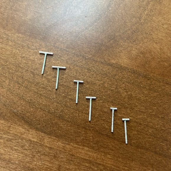 Women’s minimalist earring studs - Picture 1 of 2